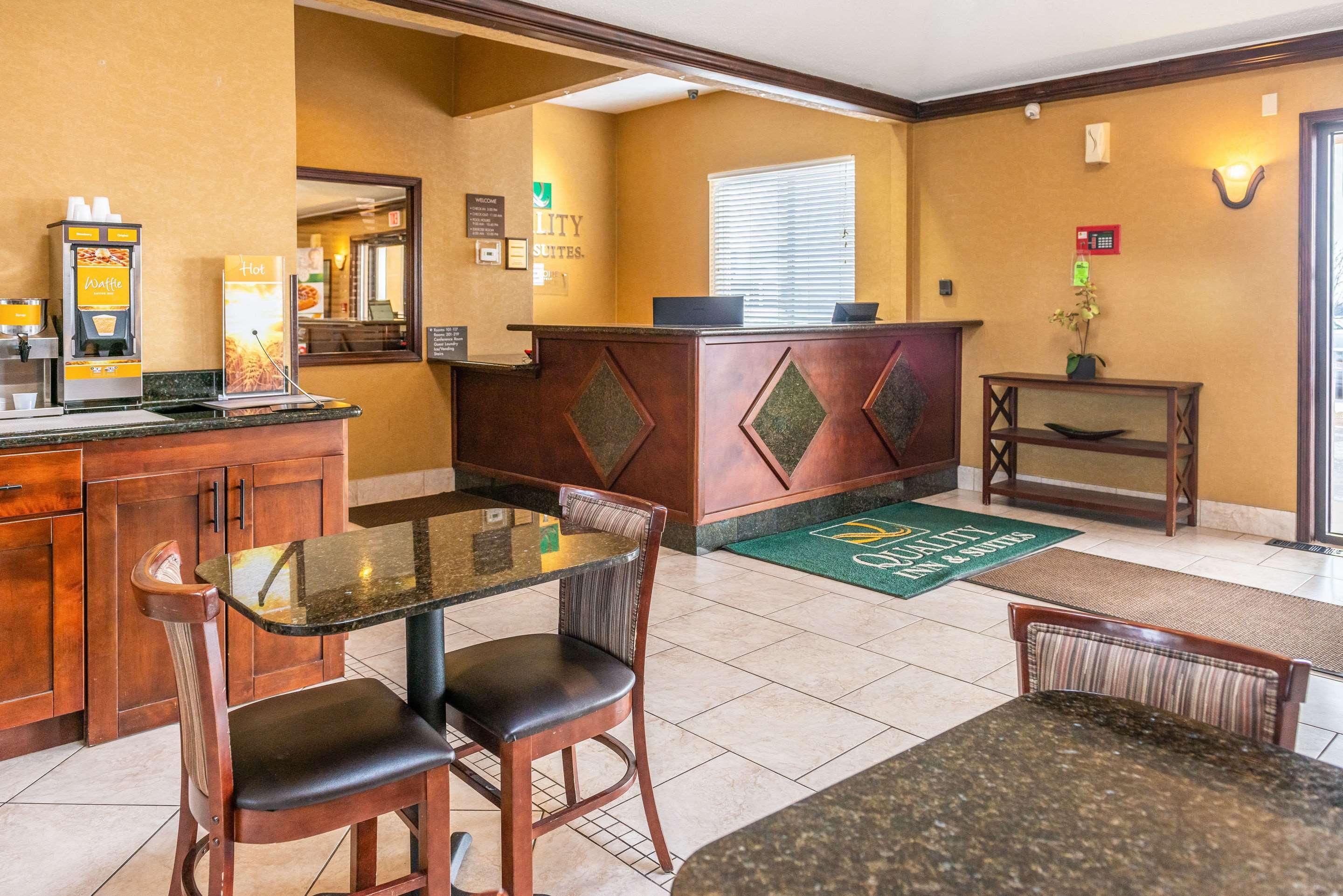 Quality Inn & Suites Seville Exterior foto